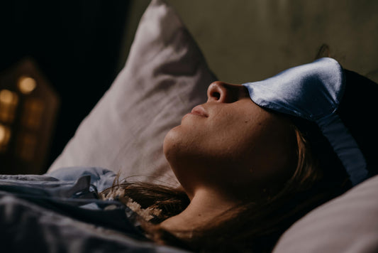 Dormir avec un masque en soie : quels bienfaits pour la peau ? - Ma Belle Nuit